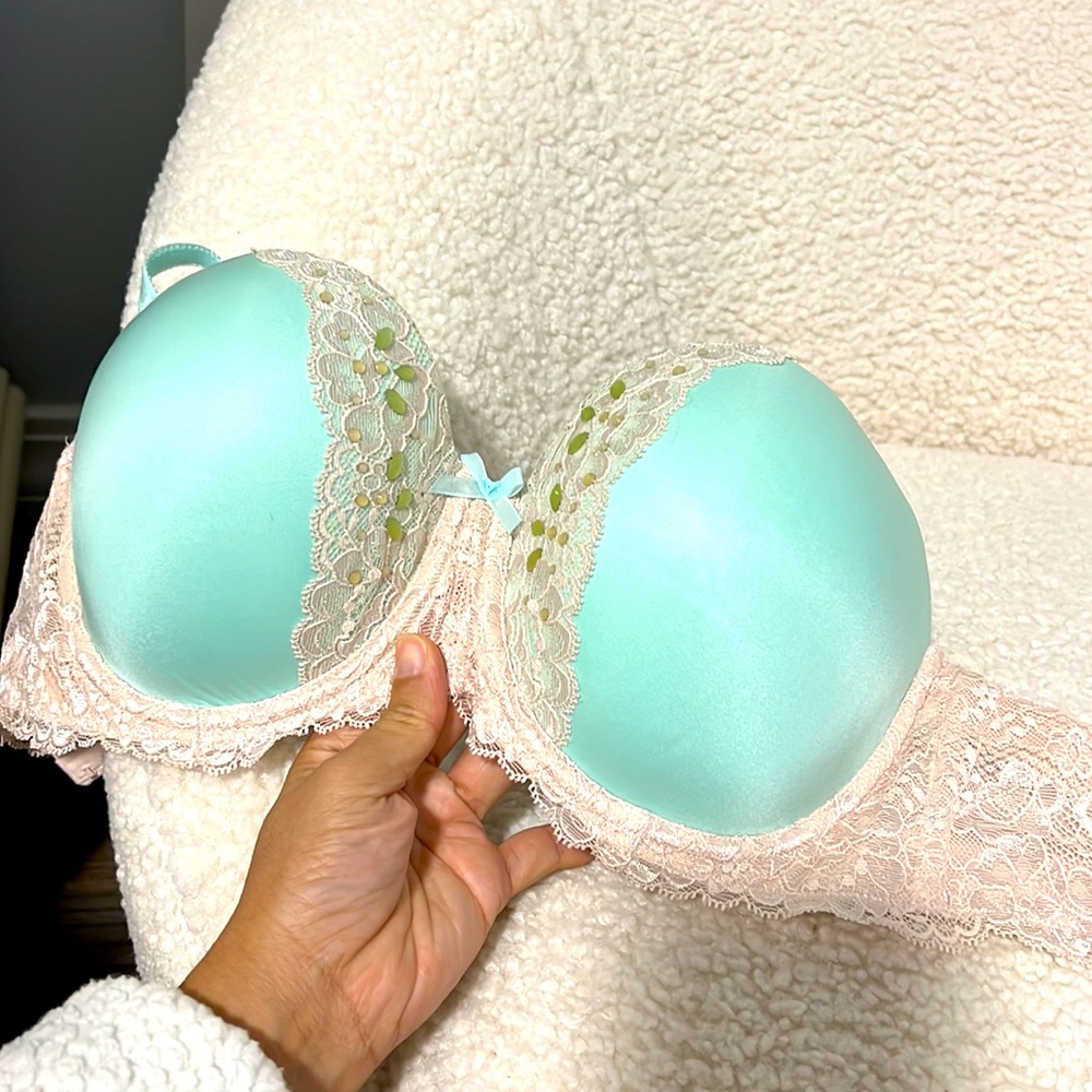 Victoria’s Secret Bra  34DDD
